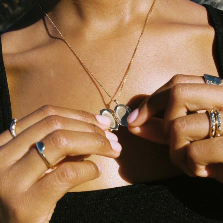 Model opening sun locket necklace
