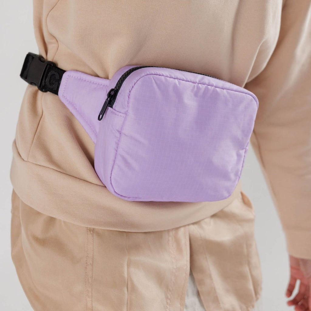 Close Up of Dusty Lilac Puffy Fanny Pack Bag by Baggu 